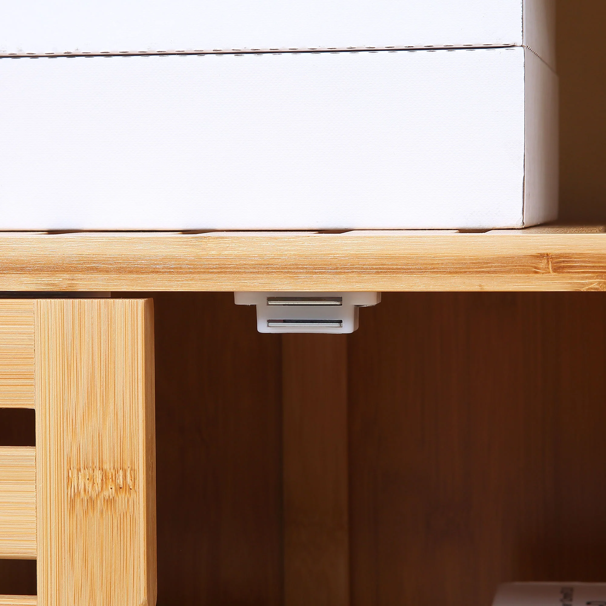 Buffet meuble de rangement en bois bambou avec 3 portes et étagères - 100 x 35 x 82 cm - Image 9