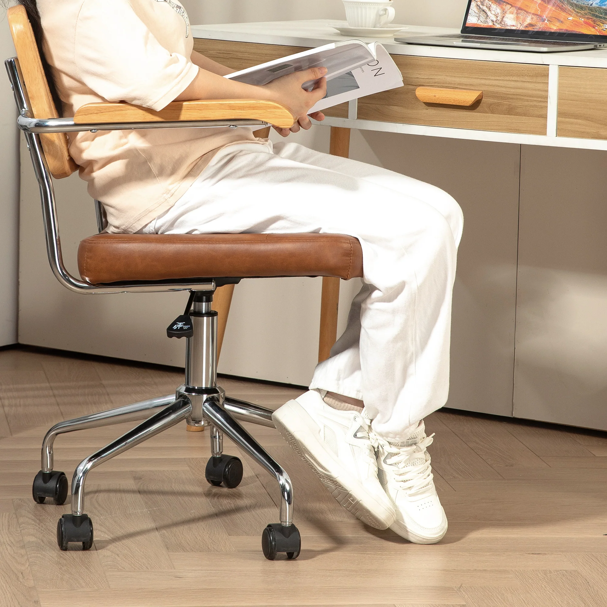 Chaise de bureau, fauteuil de bureau, fonction basculante, hauteur réglable, assise pivotante, avec accoudoirs roulettes, capacité 120 kg, marron - Image 8