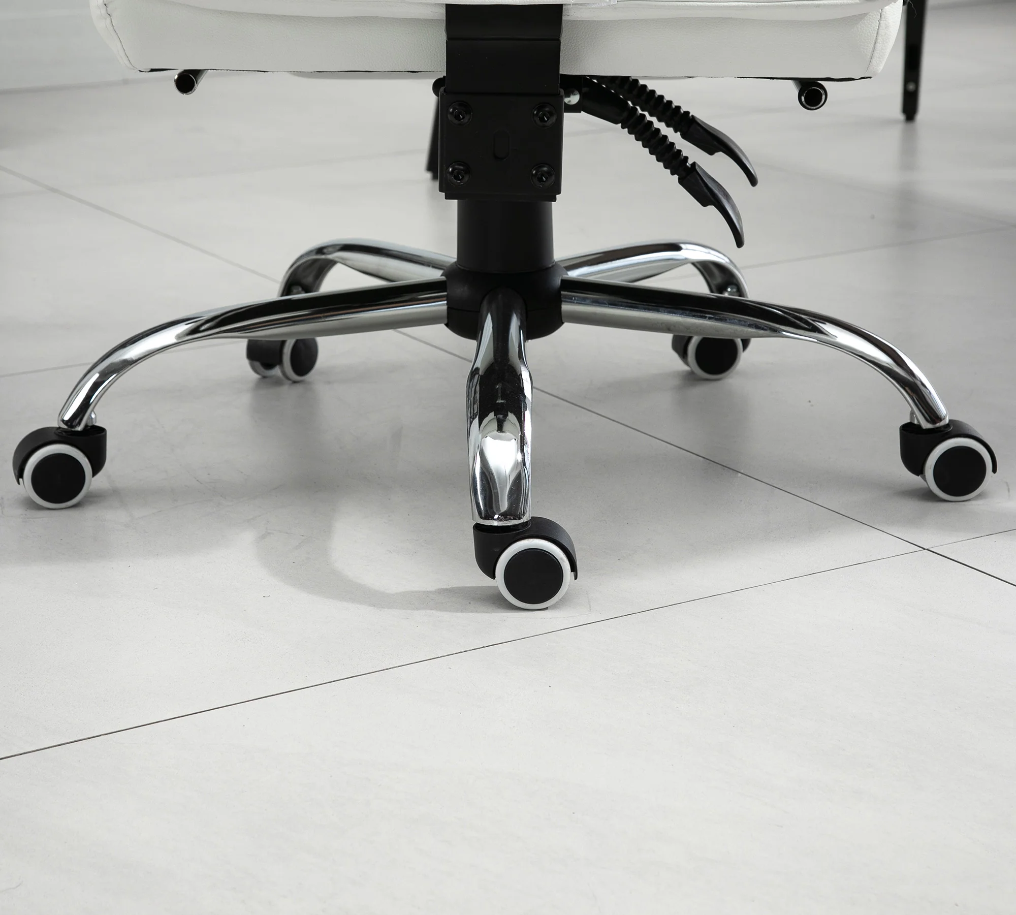 Fauteuil de bureau, chaise bureau ergonomique en similicuir avec large assise rembourrée, dossier inclinable, hauteur réglable, accoudoirs et repose-pied intégrés, charge 135 Kg, blanc - Image 9