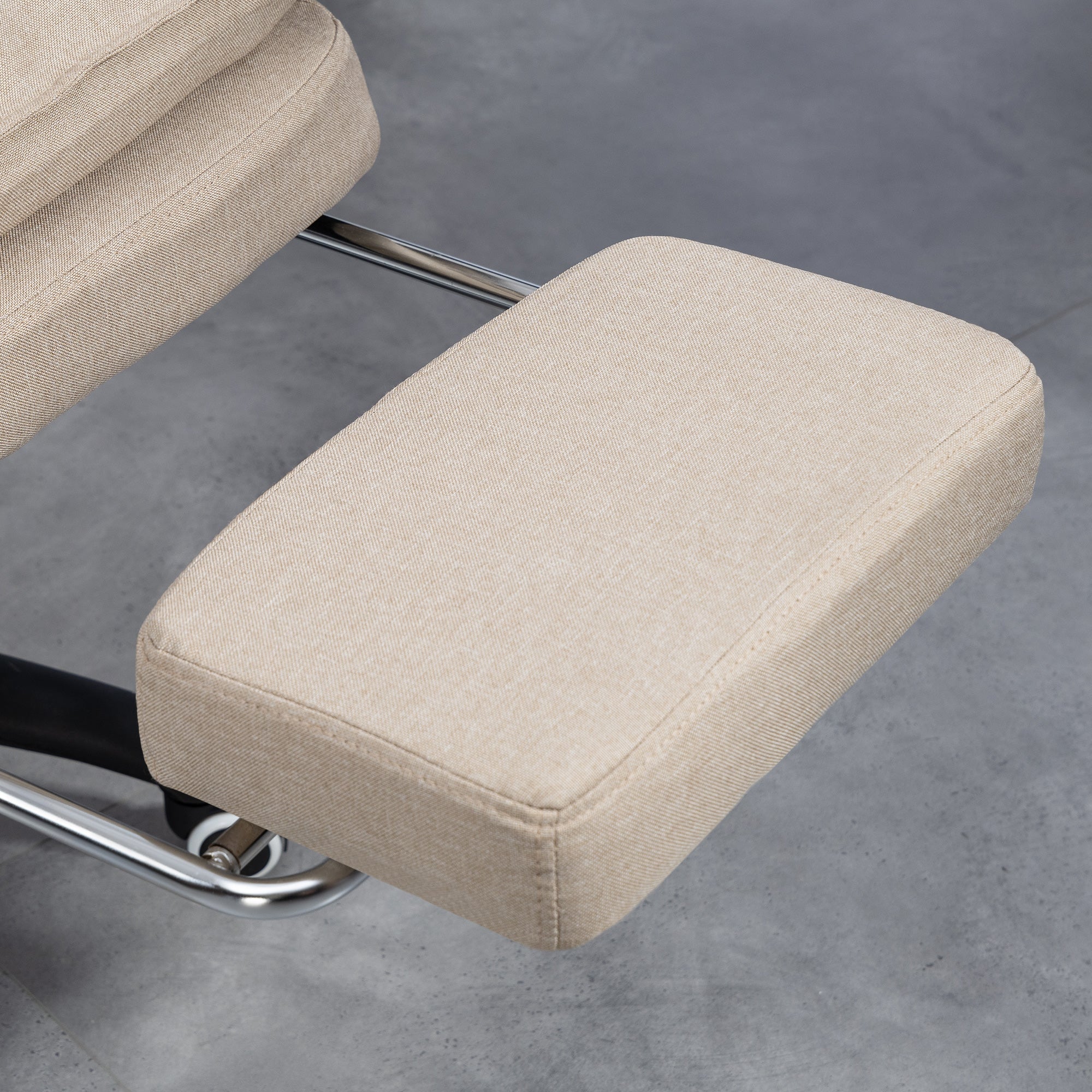 Fauteuil de bureau massant, chaise de bureau, chaise ergonomique avec hauteur réglable, dossier inclinable, repose-pied intégré et télécommande filaire, pivotant à 360°, aspect de lin beige - Image 10