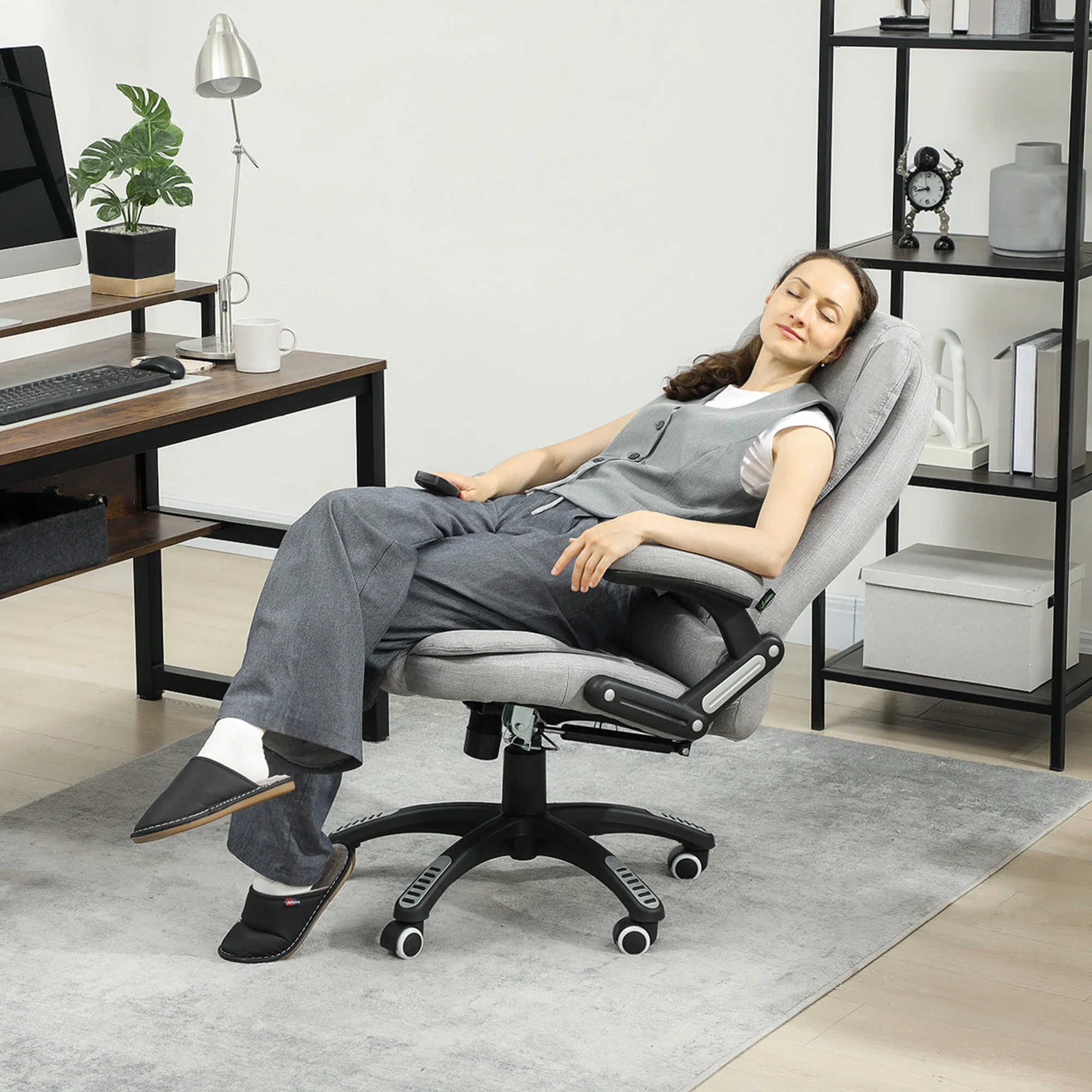 Fauteuil de bureau massant et chauffant, chaise de bureau, chaise ergonomique avec hauteur réglable, dossier inclinable et télécommande filaire, pivotant à 360° tissu en polyester gris clair - Image 3