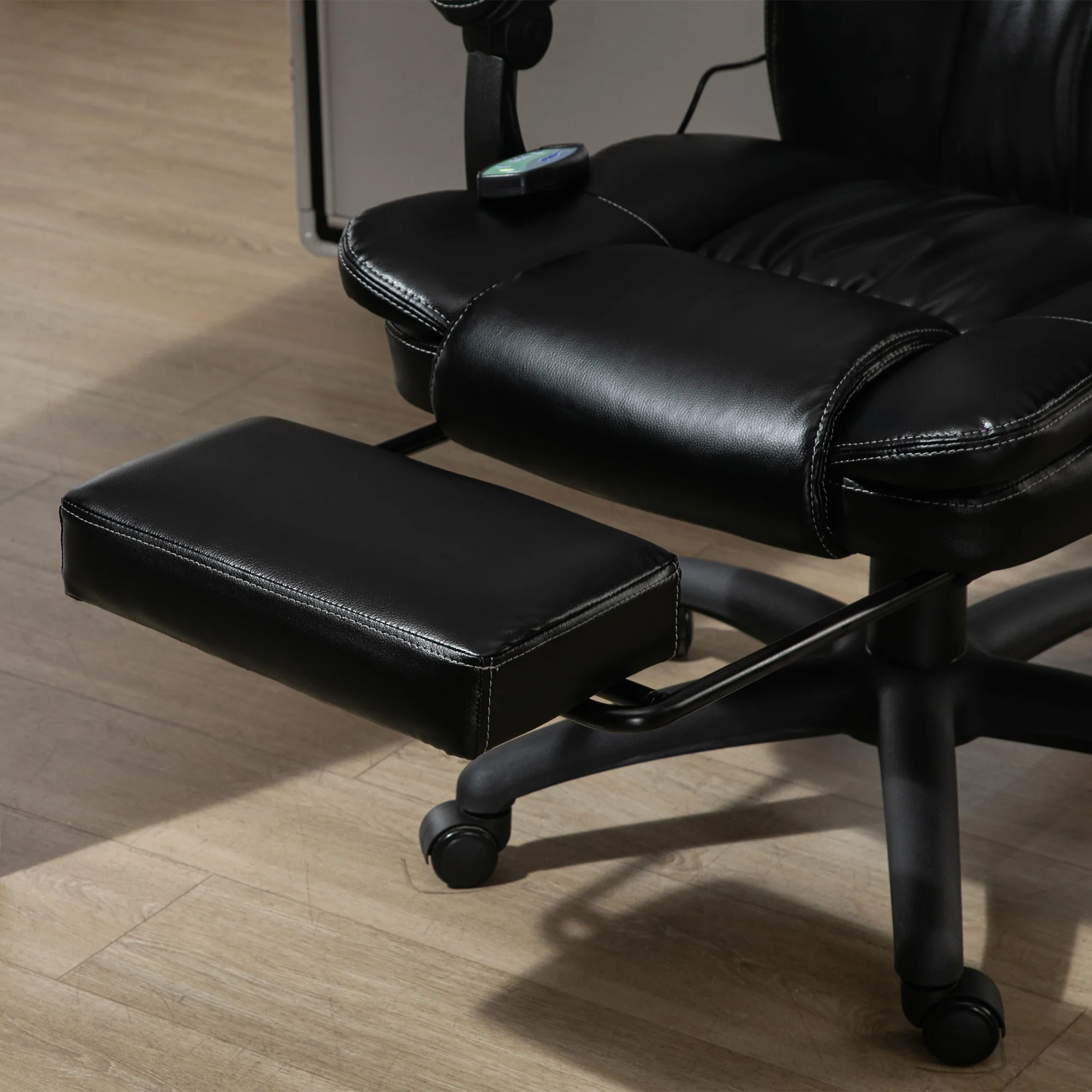Fauteuil de bureau massant par vibrations, chaise de bureau ergonomique avec repose-pieds rétractable, hauteur réglable, dossier inclinable, télécommande filaire et pivotant à 360°, noir - Image 10